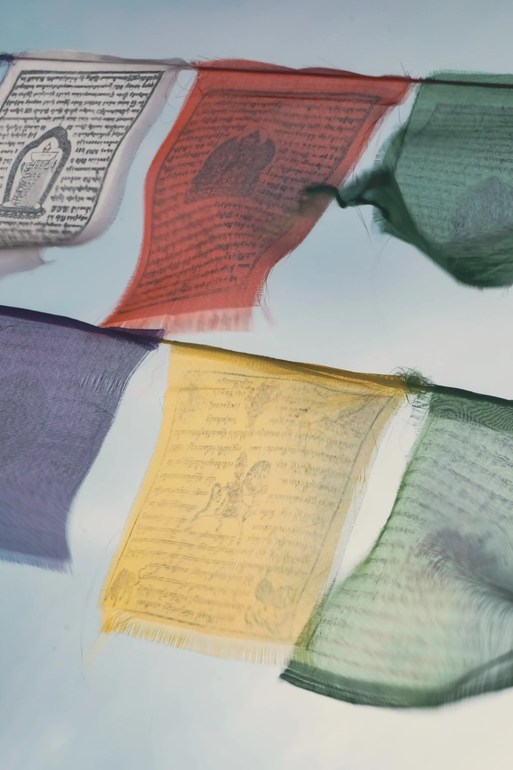 Drapeaux de prières flottant au Népal