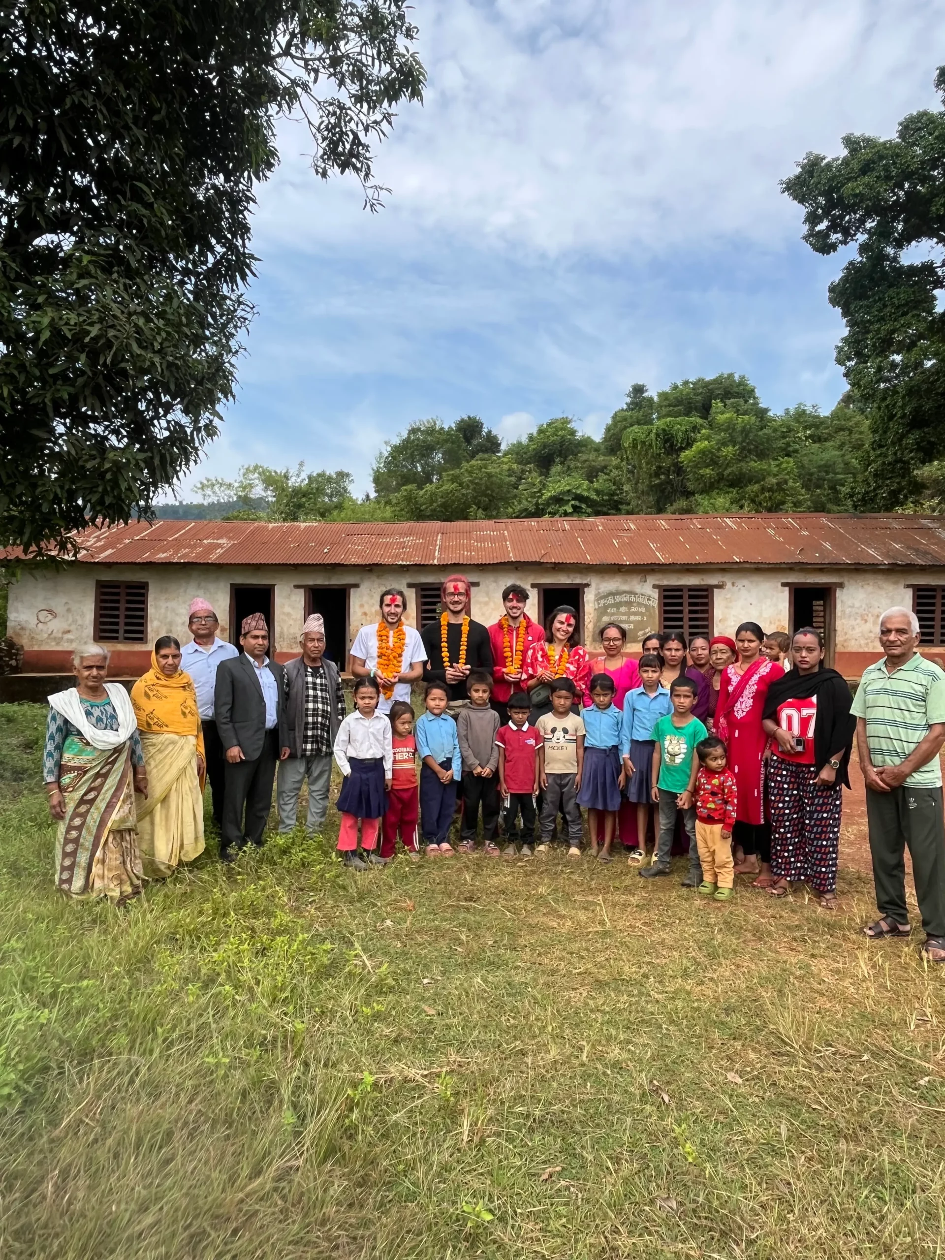 Accueil des bénévoles devant Gandaki Basic School