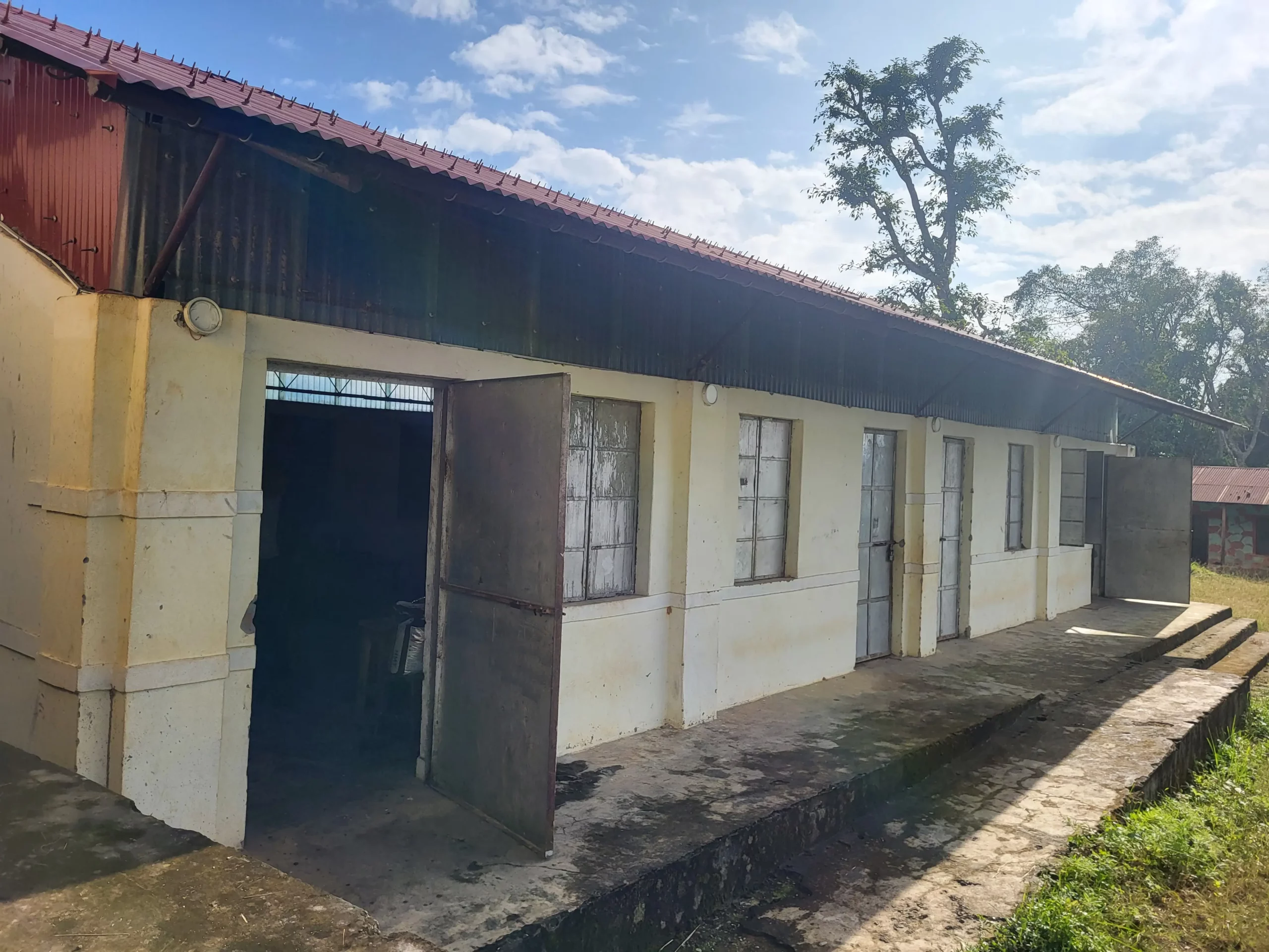 Façade de l’école Saraswoti avant rénovation.