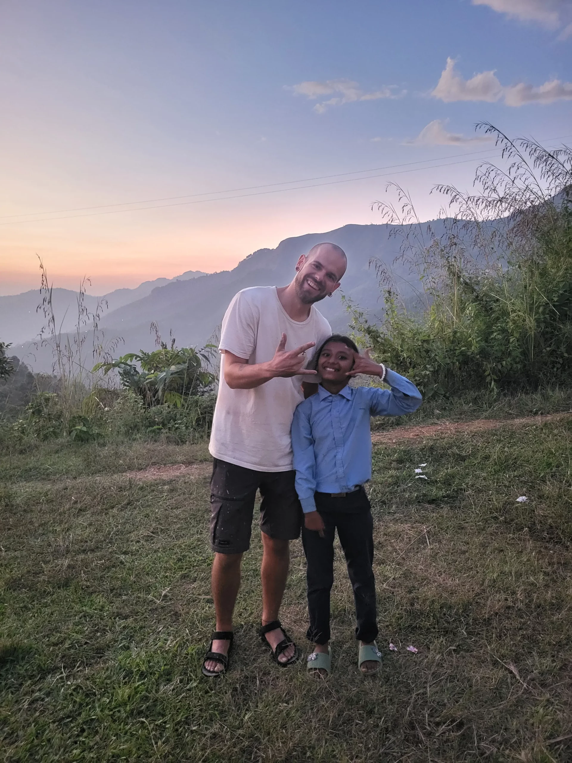François avec un élève, au coucher de soleil sur les montagnes de Saraswoti.