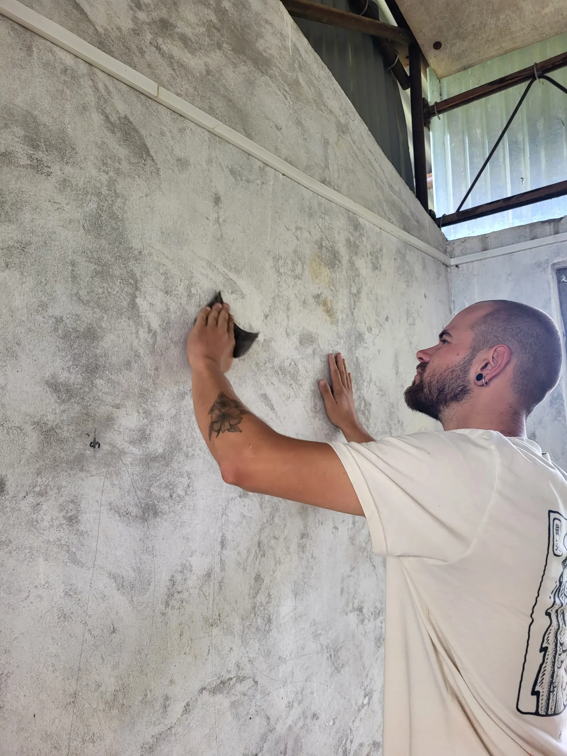 François en train de poncer un mur à Saraswoti.