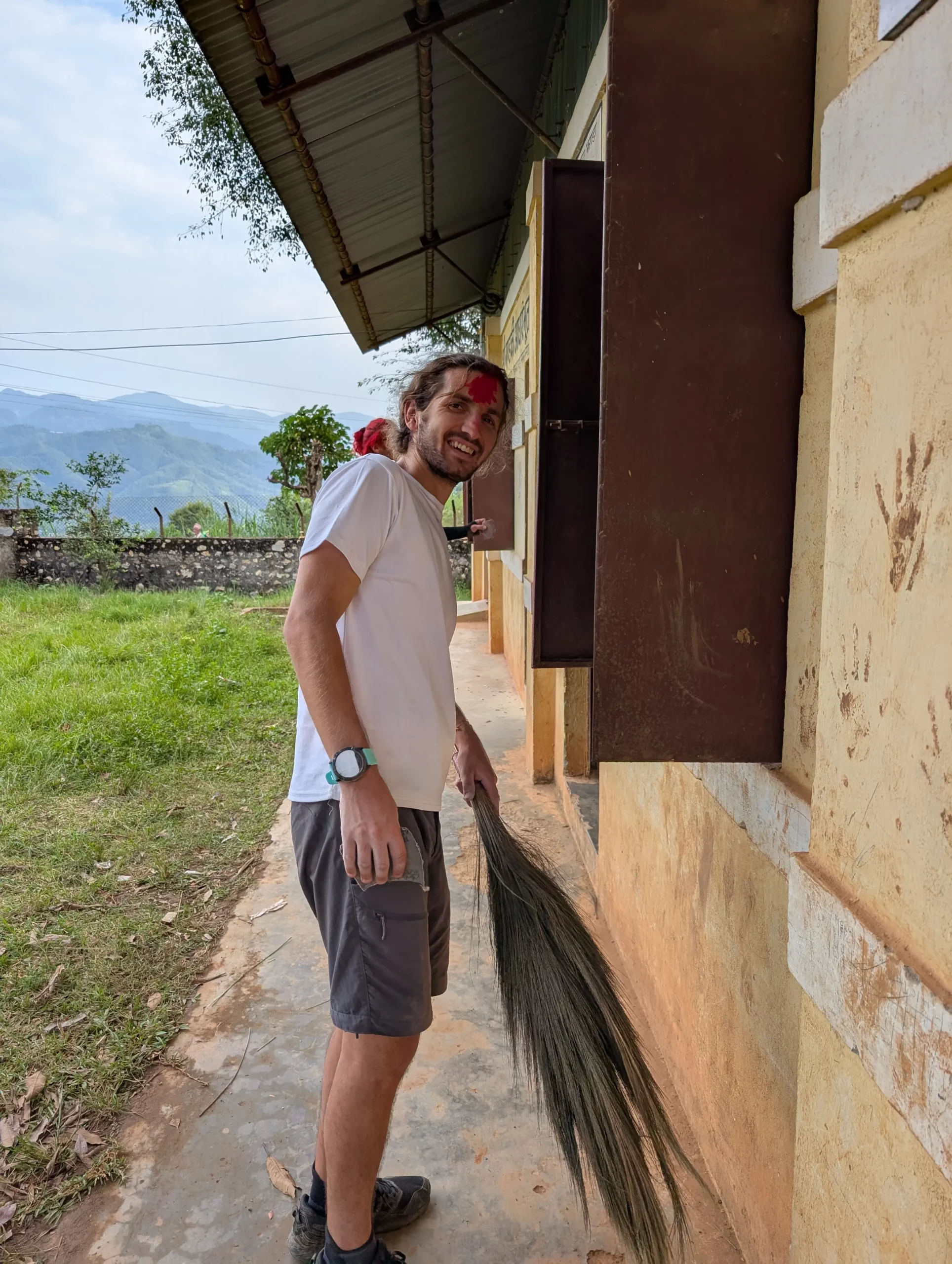 Bénévole nettoyant la coursive de l’école