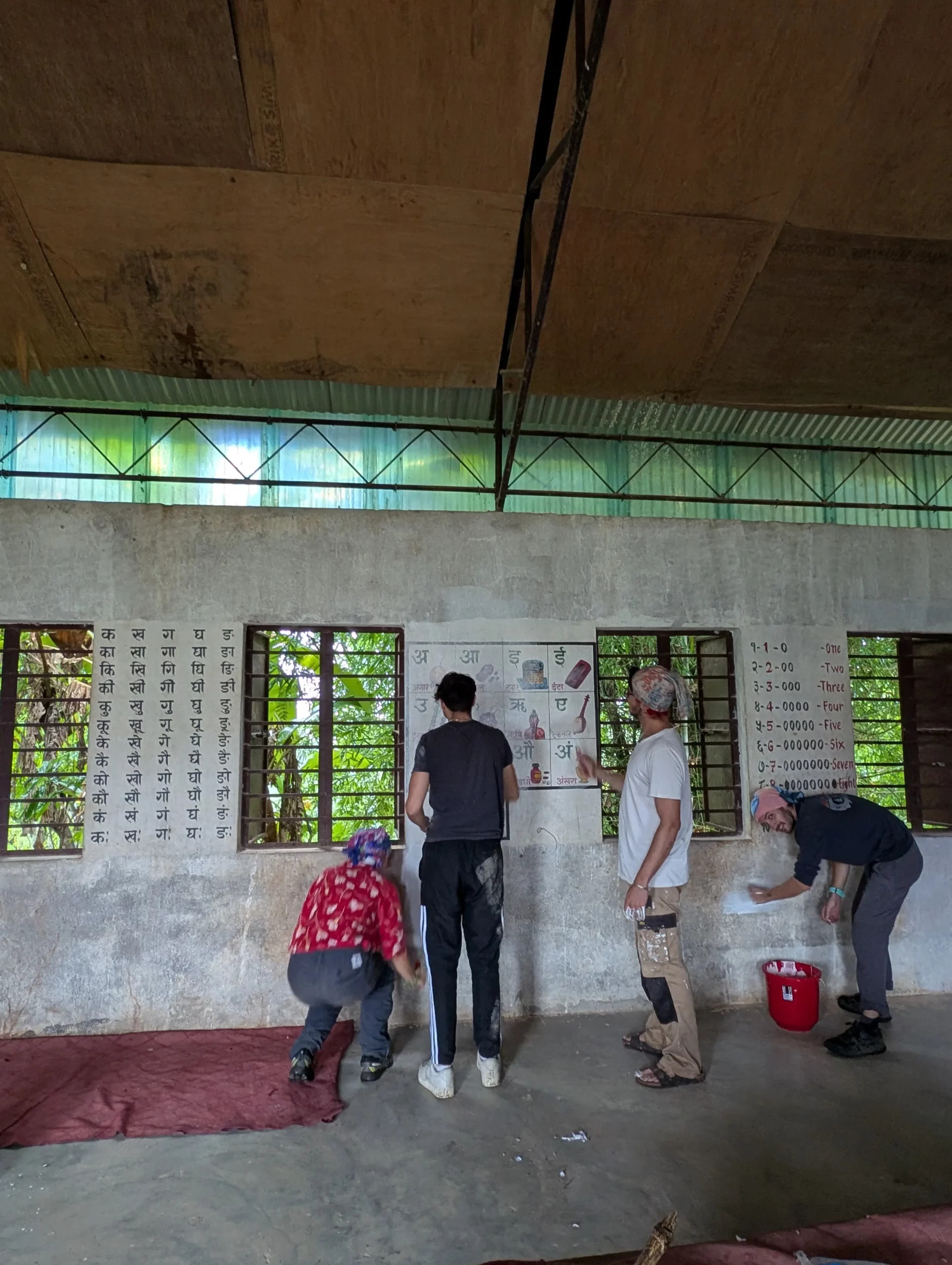 Bénévoles repeignant l’intérieur des classes