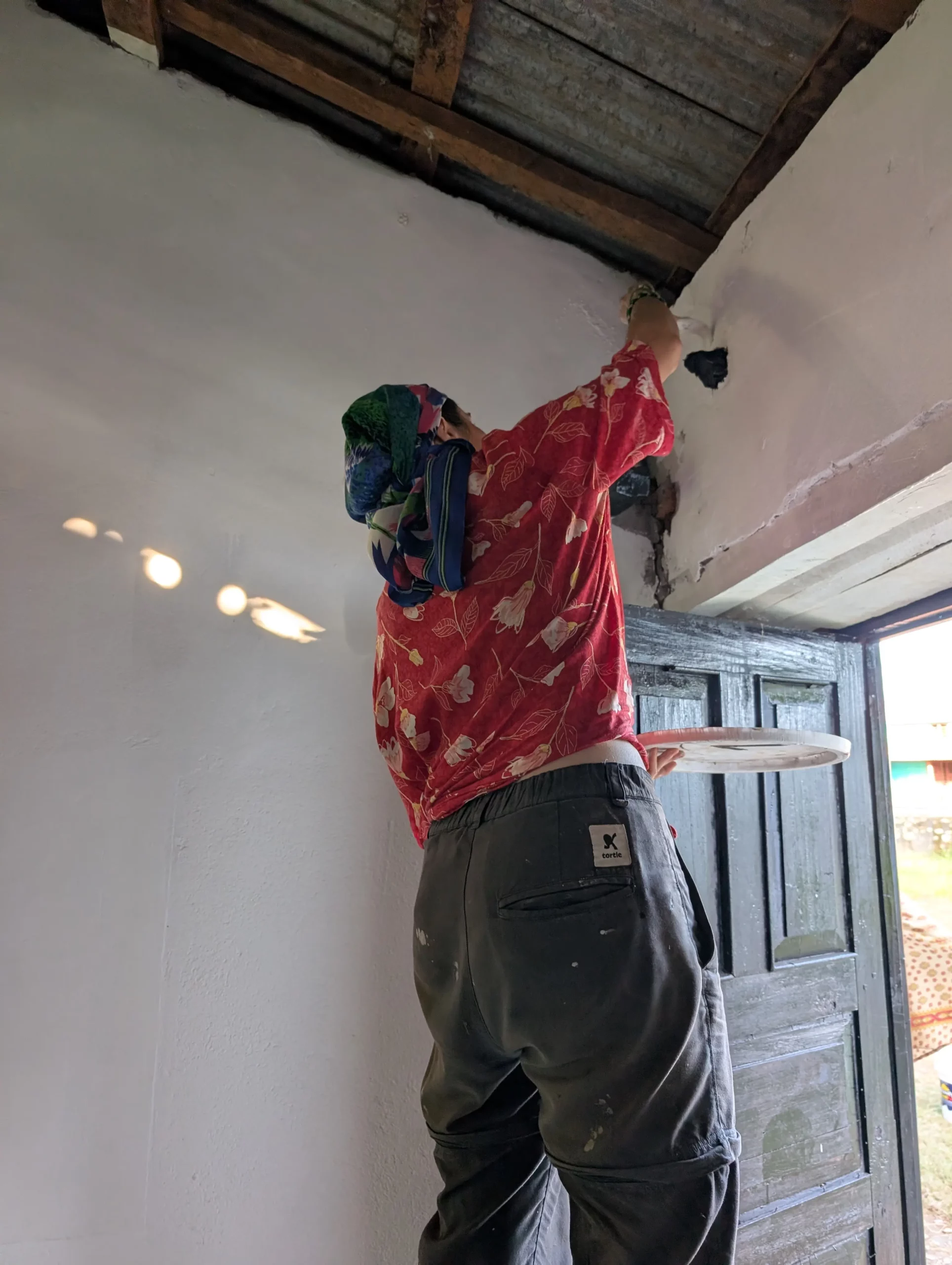 Reprise du béton devant les salles de classe