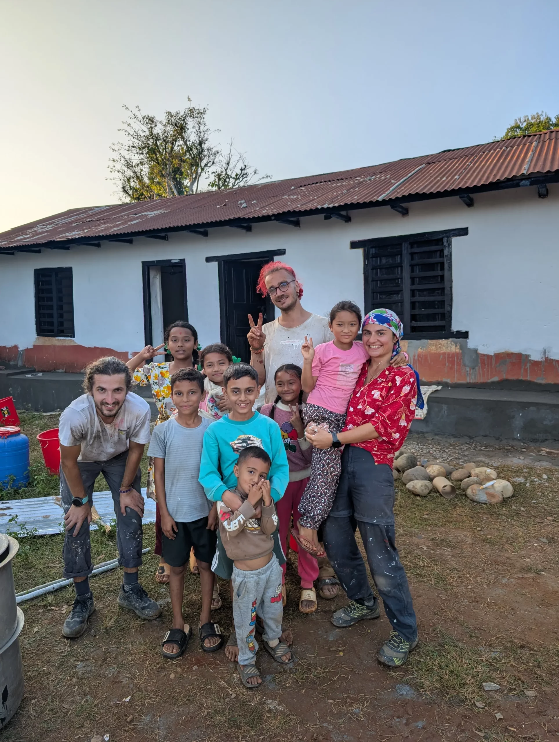 Bénévole recouvert de peinture en fin de journée