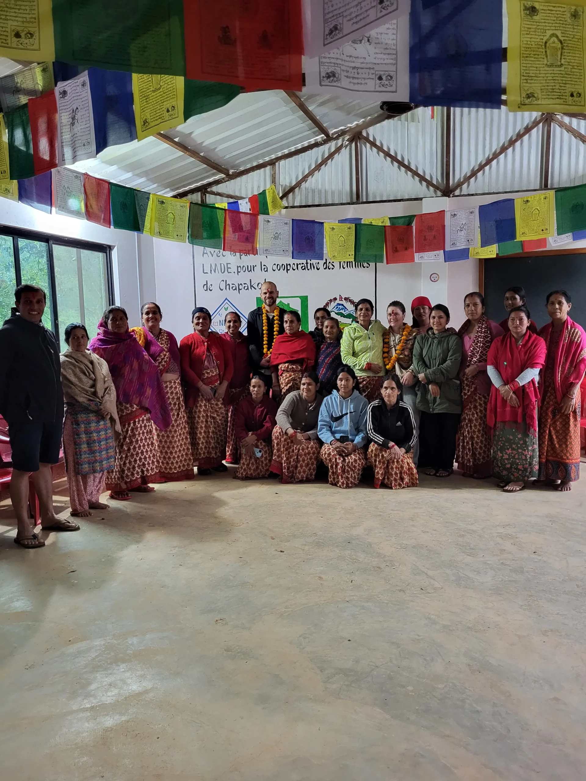 Photo de groupe avec la coopérative des femmes de Chapakot.