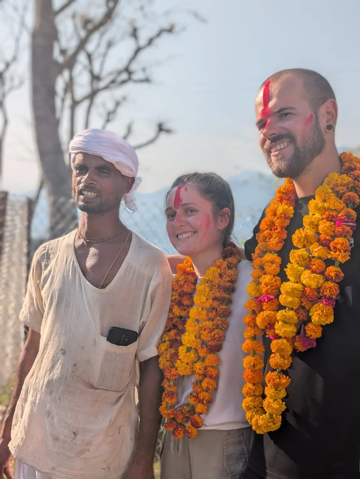 Mathilde et François posent avec un villageois lors de la cérémonie.