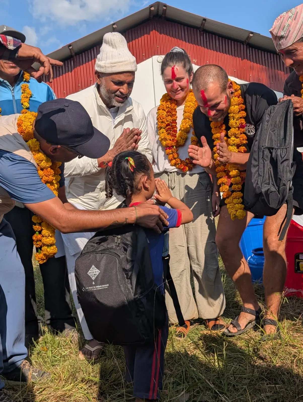 Scène de distribution des sacs scolaires à Saraswoti.