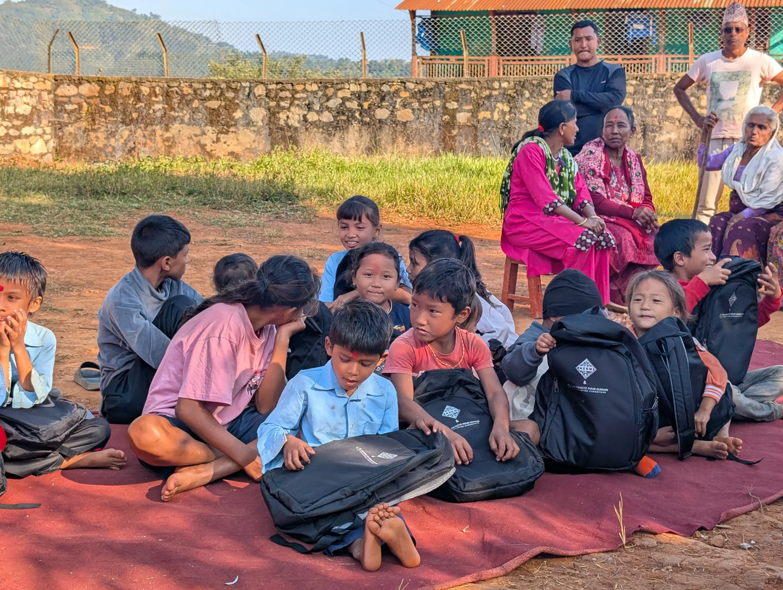 Distribution de sacs et fournitures scolaires