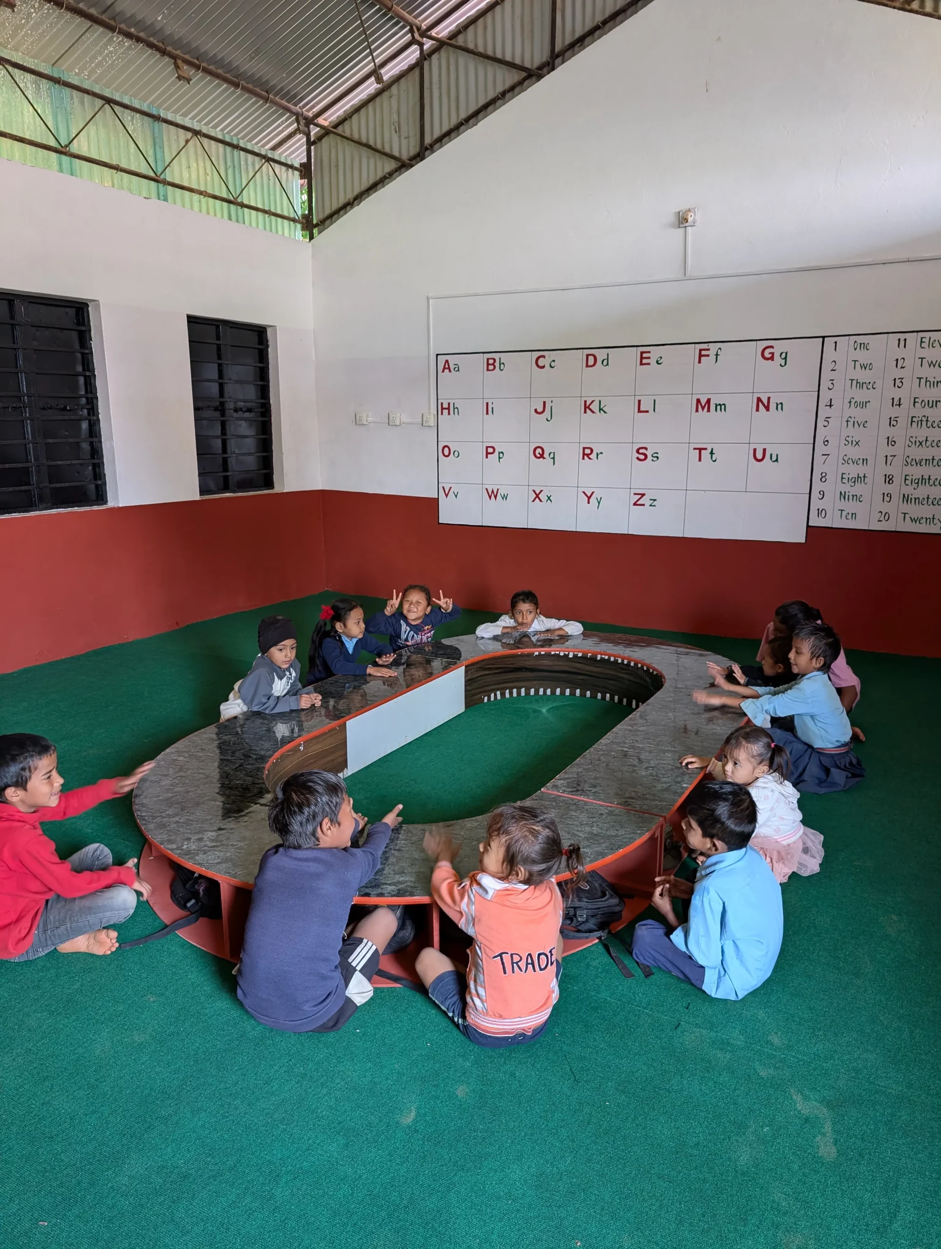 Enfants devant l’école rénovée