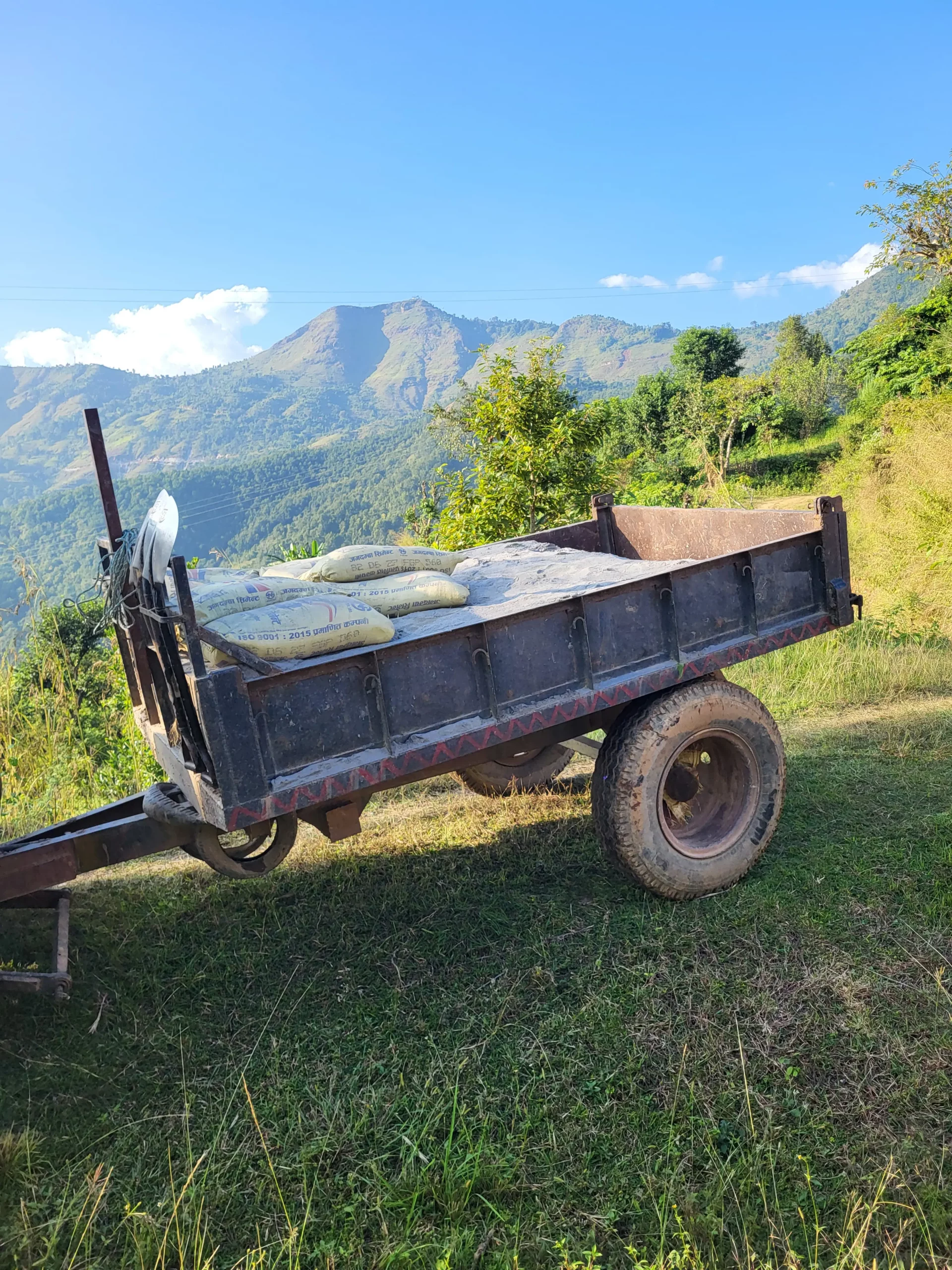 Paysage de montagnes autour de Saraswoti, avec une remorque chargée de ciment.