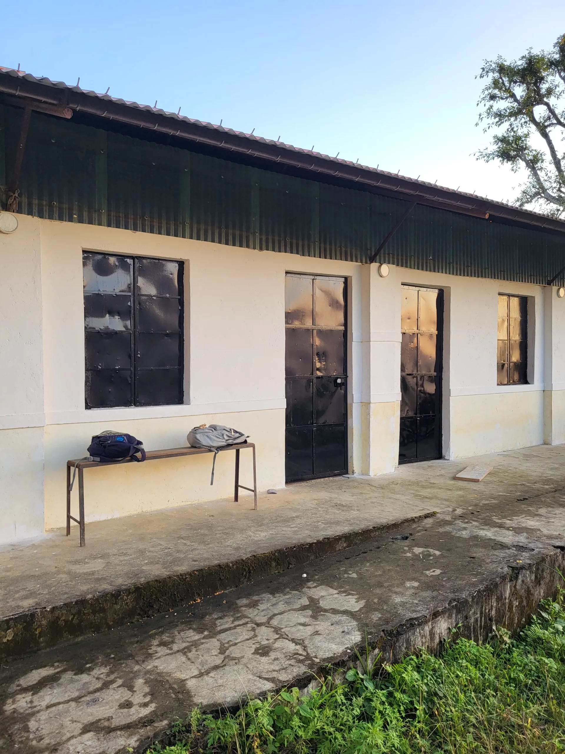 Travaux extérieurs sur le bâtiment de l’école avec vue sur les montagnes.