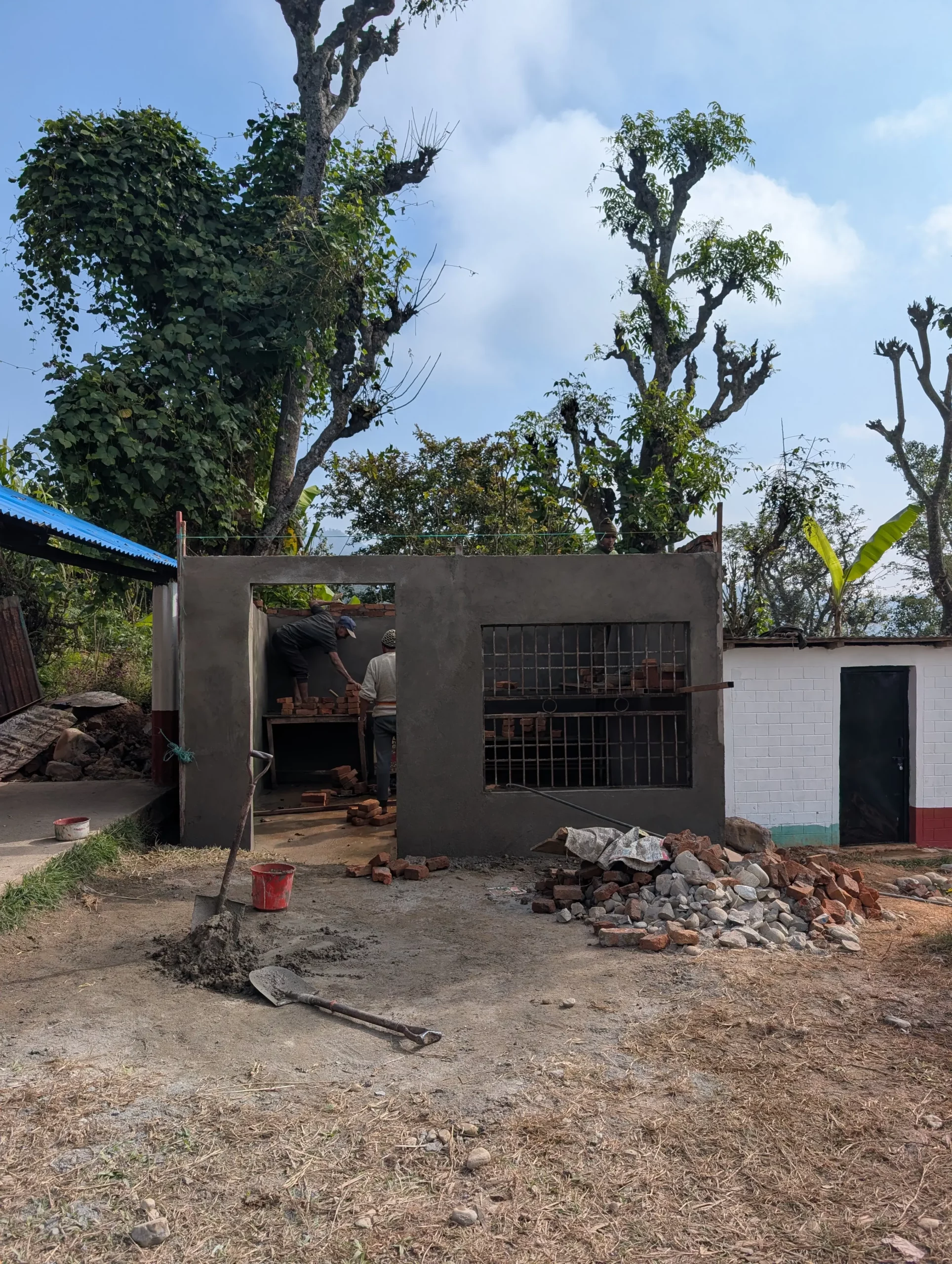 Construction du nouveau bâtiment (classe) à l’école.