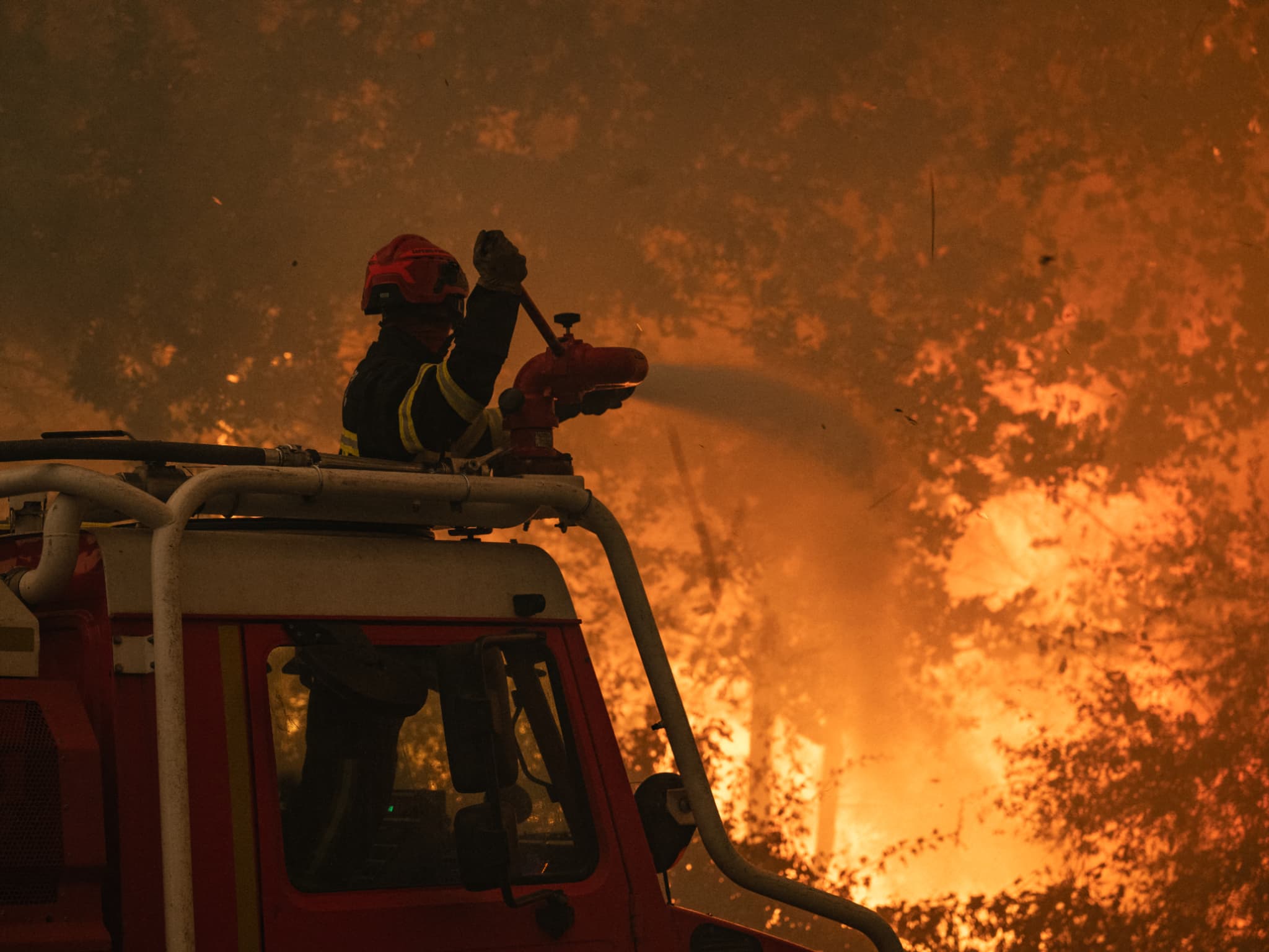 Intervention des pompiers sur un front de flammes en Gironde.